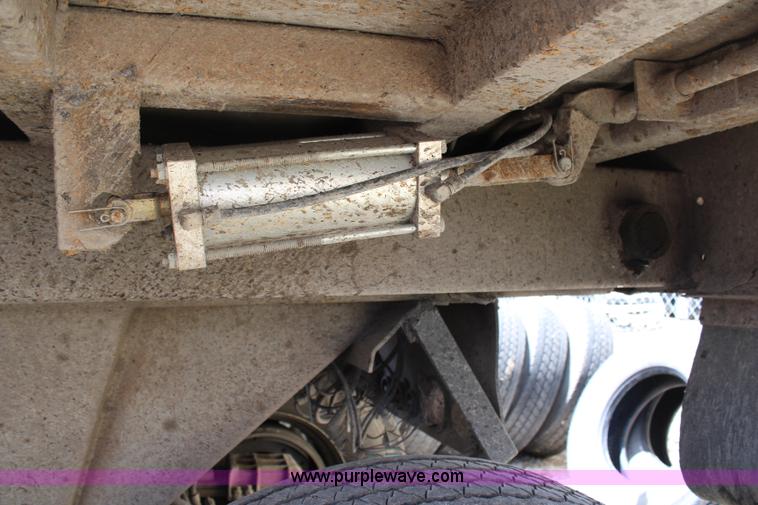 image for item H7879 1993 Hilbilt end dump trailer