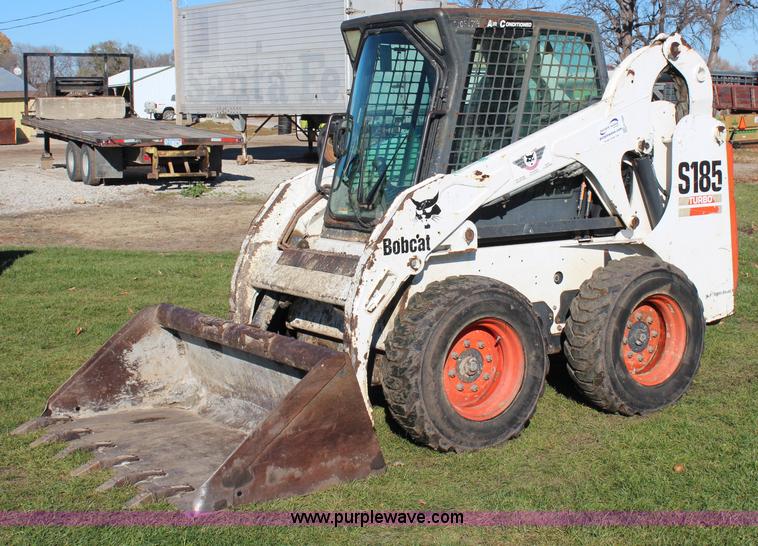 image for item H7886 2004 Bobcat S185 skid steer