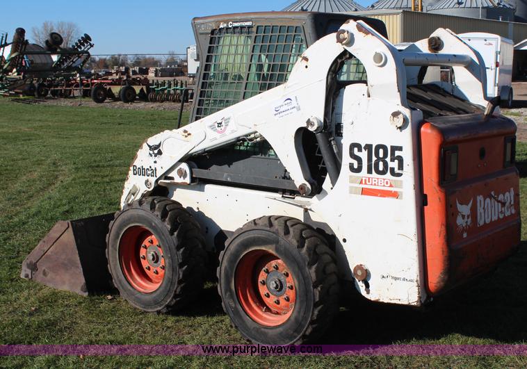 image for item H7886 2004 Bobcat S185 skid steer