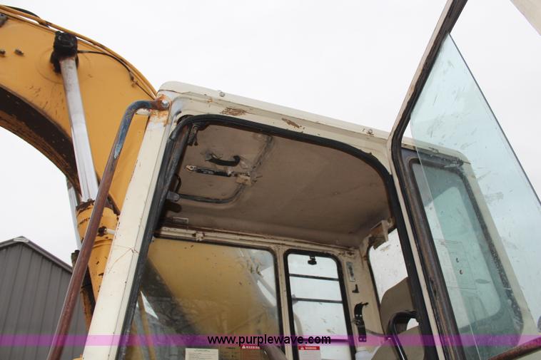 image for item H7913 1993 Komatsu PC220LC-5 excavator
