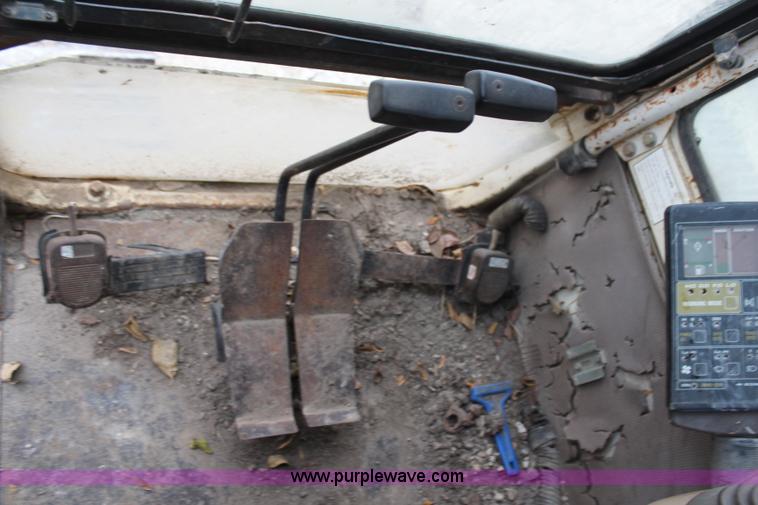 image for item H7913 1993 Komatsu PC220LC-5 excavator