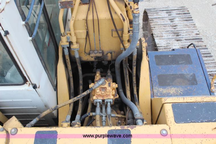 image for item H7913 1993 Komatsu PC220LC-5 excavator