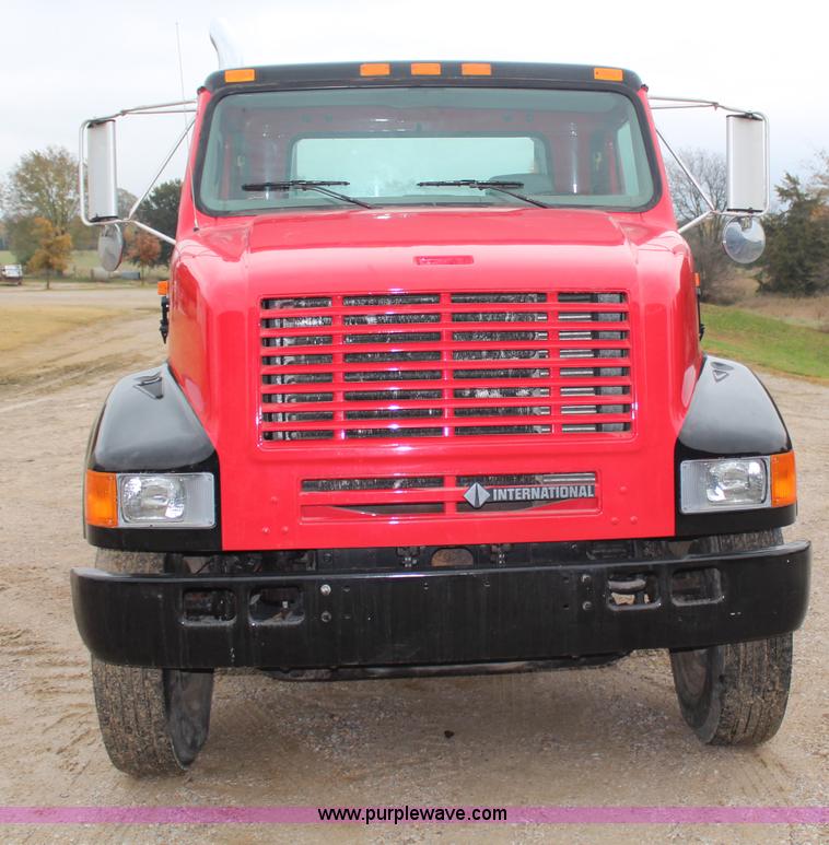 image for item H7960 2000 International 8100 service truck