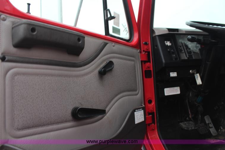 image for item H7960 2000 International 8100 service truck