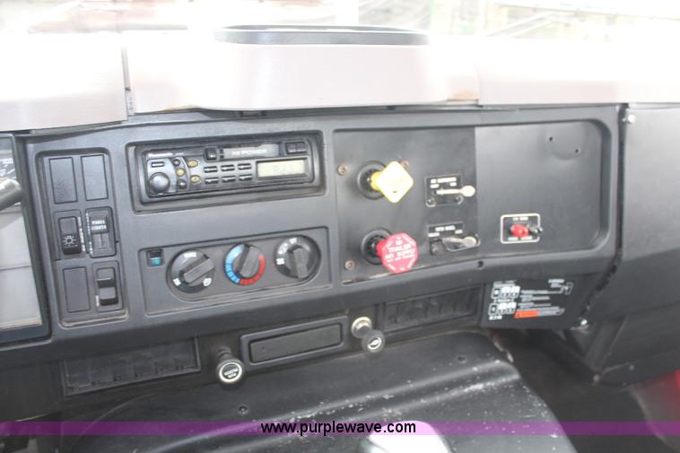 image for item H7960 2000 International 8100 service truck