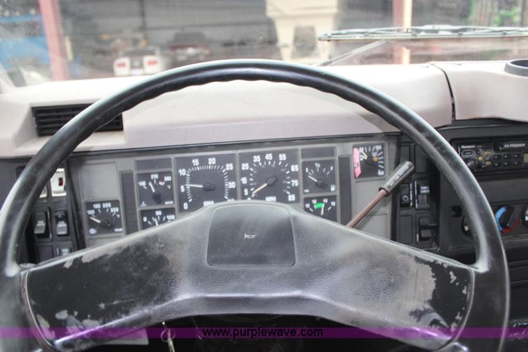 image for item H7960 2000 International 8100 service truck