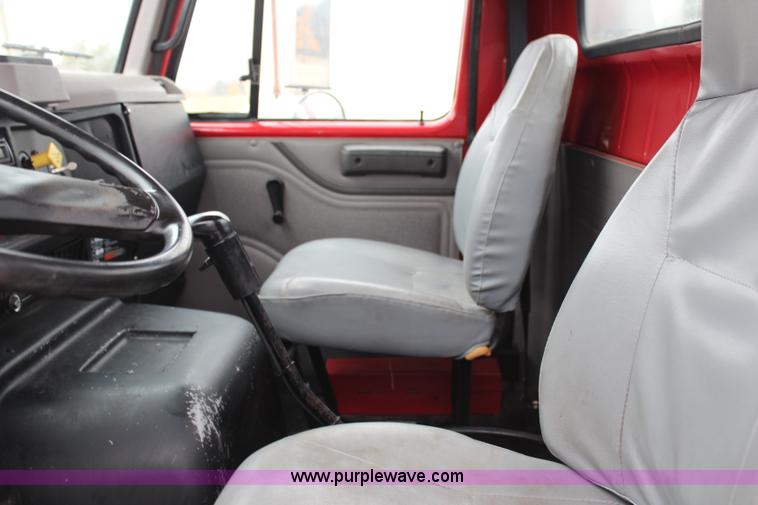 image for item H7960 2000 International 8100 service truck