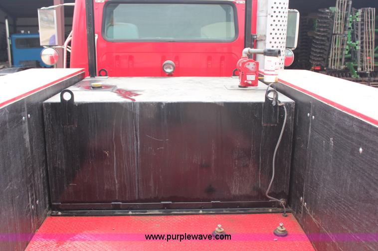 image for item H7960 2000 International 8100 service truck