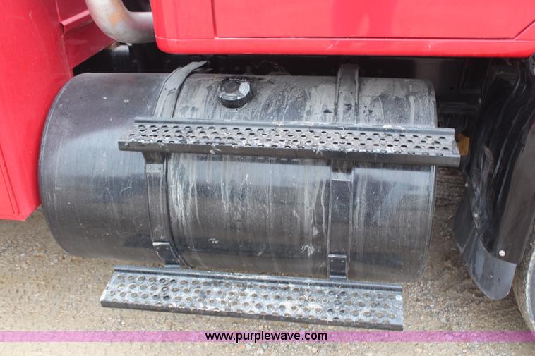 image for item H7960 2000 International 8100 service truck