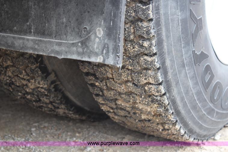 image for item H7960 2000 International 8100 service truck