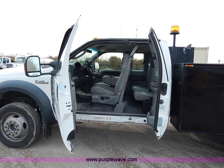 image for item H9560 2006 Ford F450 Super Duty XL SuperCab pickup truck