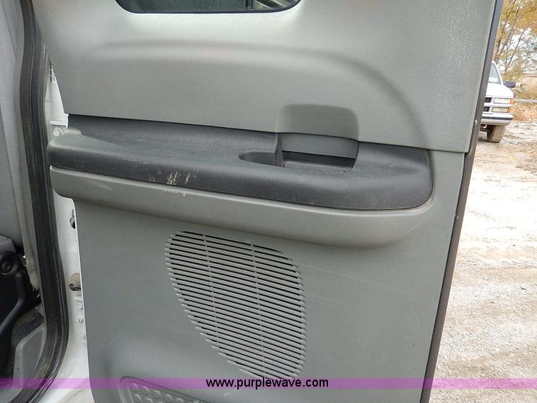 image for item H9560 2006 Ford F450 Super Duty XL SuperCab pickup truck