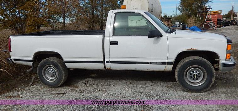 image for item H9561 2000 Chevrolet 2500 pickup truck