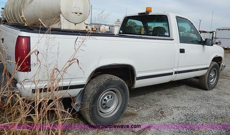 image for item H9561 2000 Chevrolet 2500 pickup truck