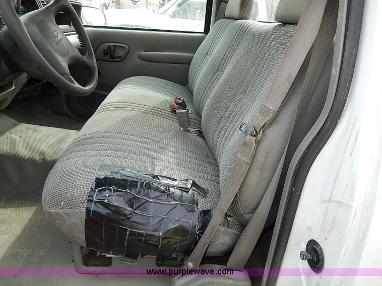 image for item H9561 2000 Chevrolet 2500 pickup truck