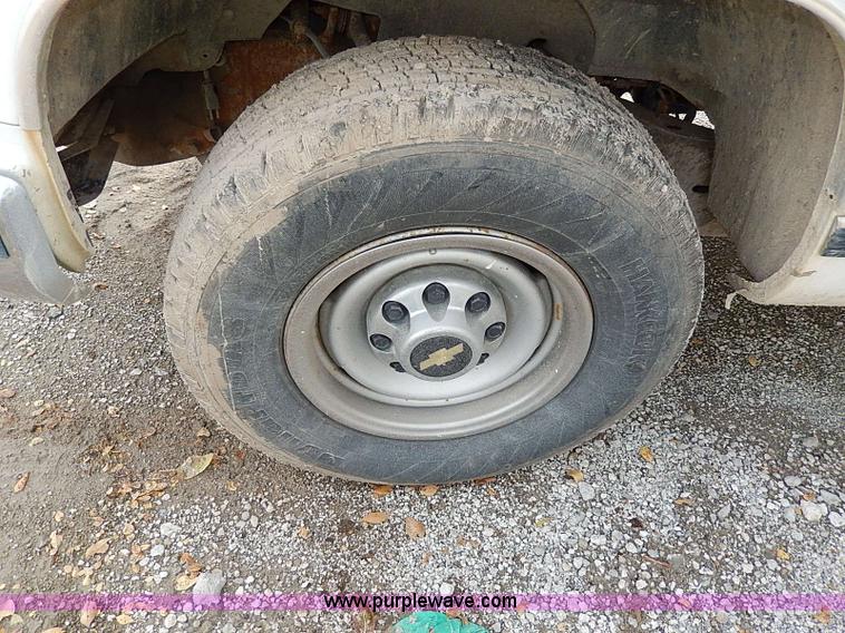 image for item H9561 2000 Chevrolet 2500 pickup truck