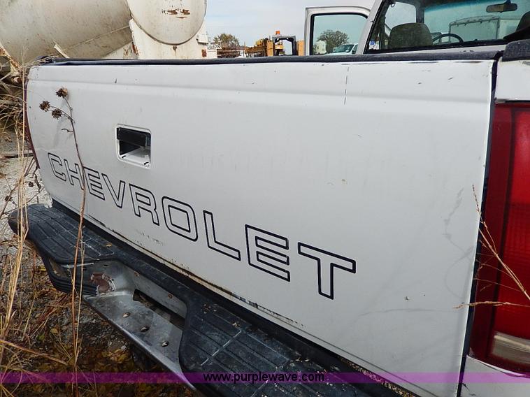 image for item H9561 2000 Chevrolet 2500 pickup truck