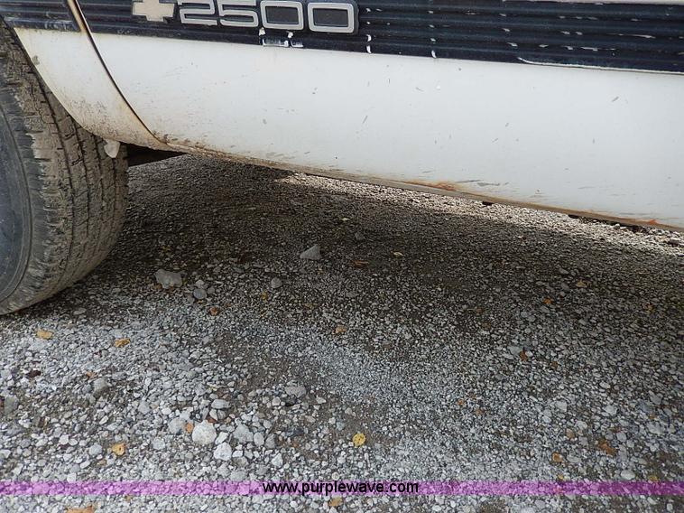 image for item H9561 2000 Chevrolet 2500 pickup truck