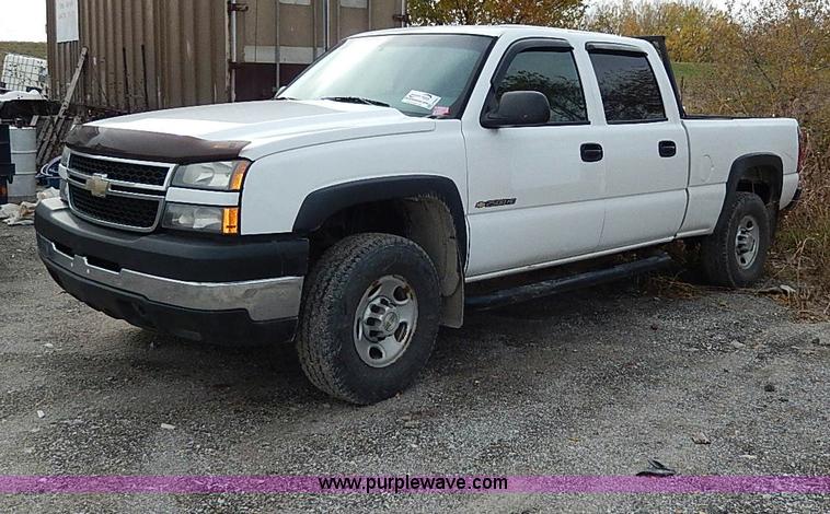 image for item H9562 2007 Chevrolet Silverado Classic 2500HD Crew Cab pickup truck