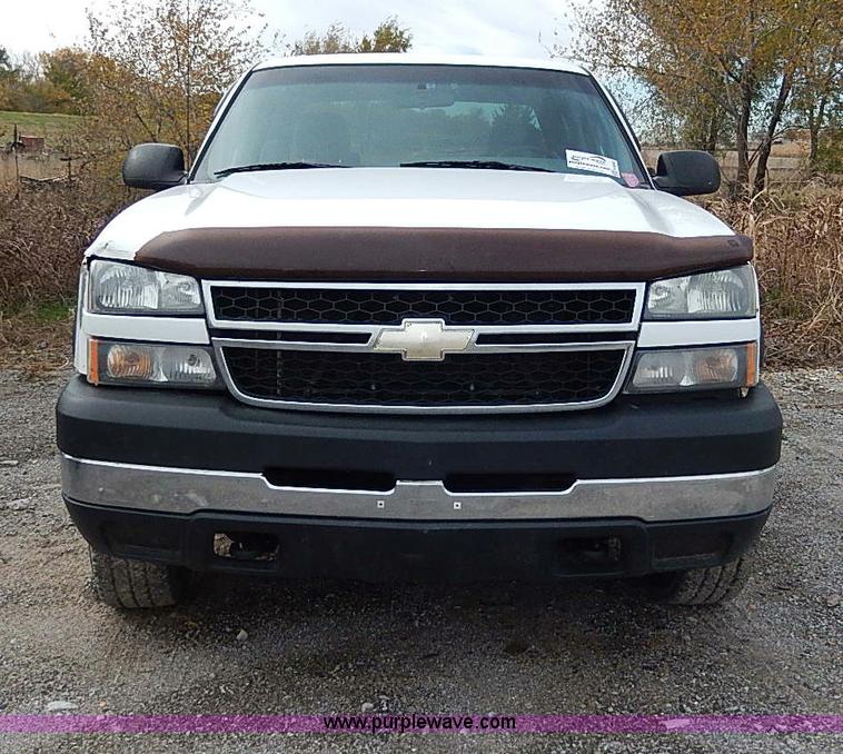 image for item H9562 2007 Chevrolet Silverado Classic 2500HD Crew Cab pickup truck
