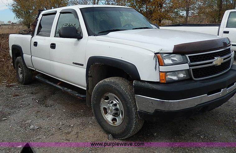 image for item H9562 2007 Chevrolet Silverado Classic 2500HD Crew Cab pickup truck