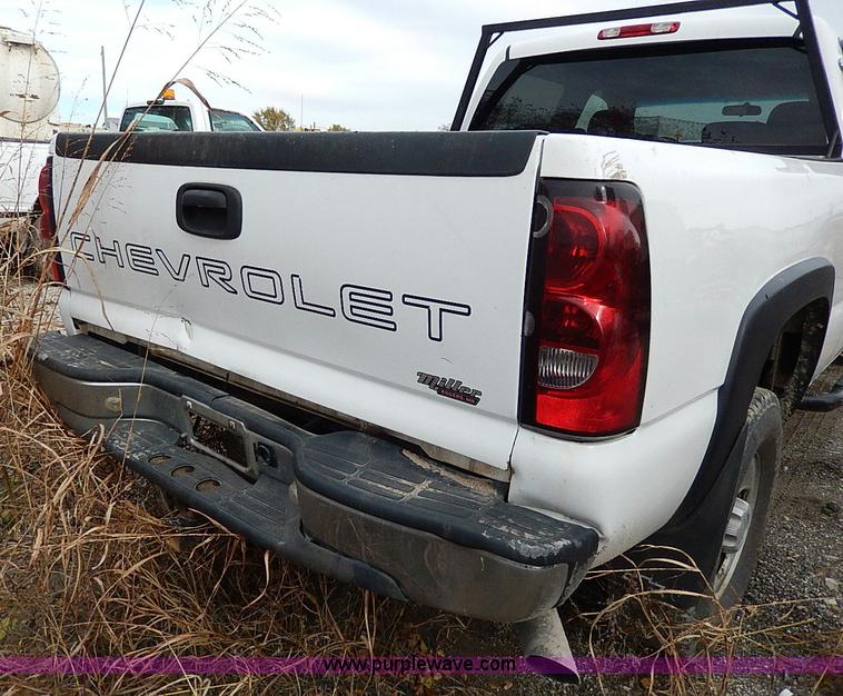 image for item H9562 2007 Chevrolet Silverado Classic 2500HD Crew Cab pickup truck