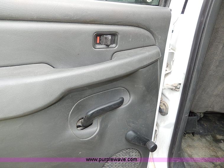 image for item H9562 2007 Chevrolet Silverado Classic 2500HD Crew Cab pickup truck