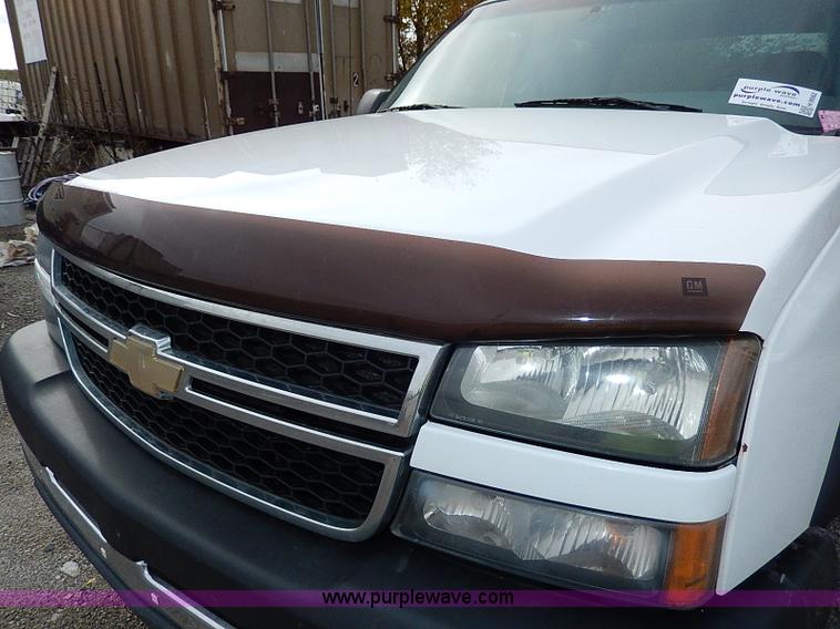 image for item H9562 2007 Chevrolet Silverado Classic 2500HD Crew Cab pickup truck