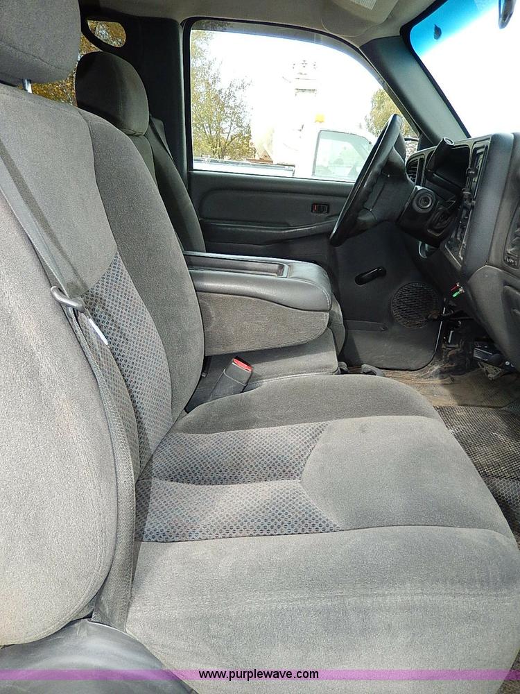 image for item H9562 2007 Chevrolet Silverado Classic 2500HD Crew Cab pickup truck