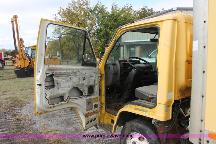 image for item H4176 1990 Isuzu NPR box truck