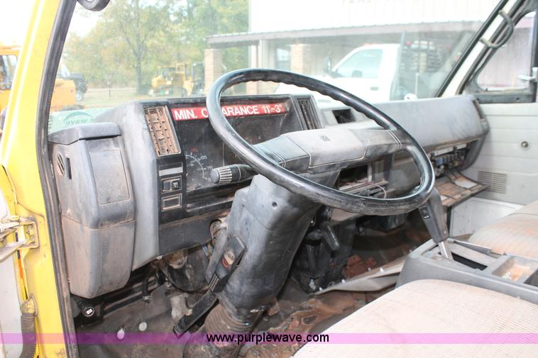 image for item H4176 1990 Isuzu NPR box truck