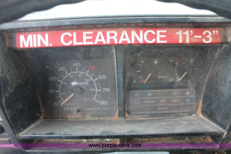 image for item H4176 1990 Isuzu NPR box truck