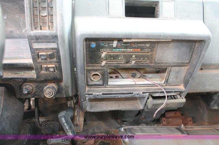 image for item H4176 1990 Isuzu NPR box truck