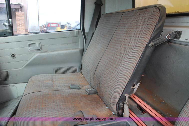 image for item H4176 1990 Isuzu NPR box truck