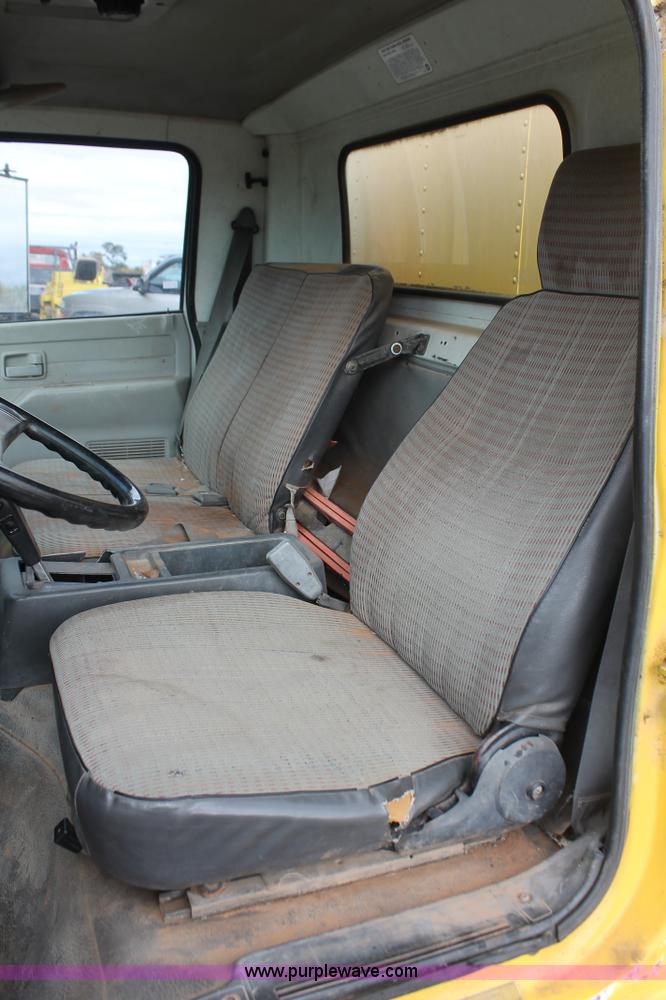 image for item H4176 1990 Isuzu NPR box truck