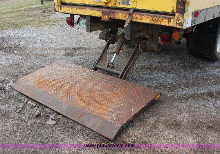 image for item H4176 1990 Isuzu NPR box truck