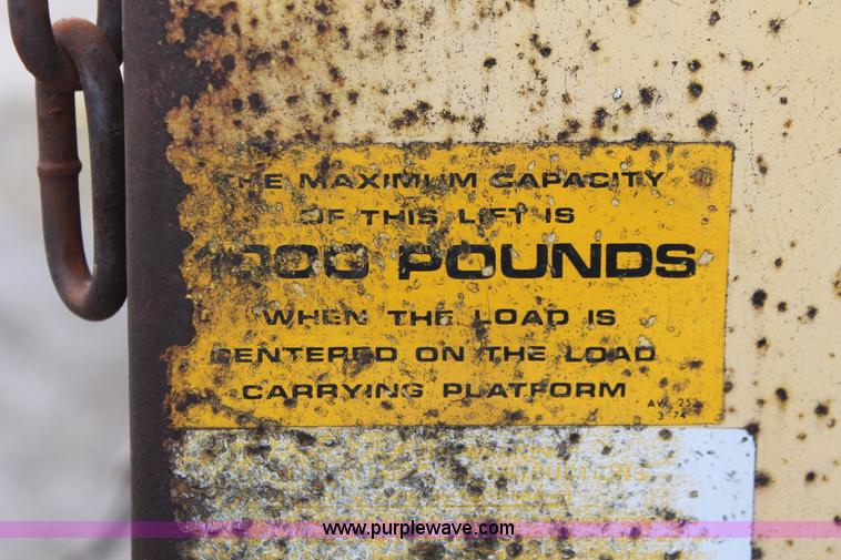 image for item H4176 1990 Isuzu NPR box truck