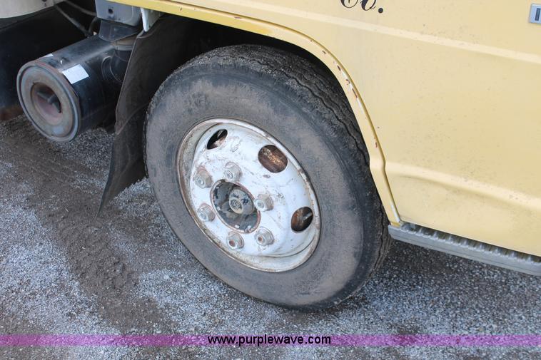 image for item H4176 1990 Isuzu NPR box truck