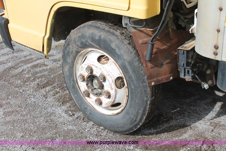 image for item H4176 1990 Isuzu NPR box truck