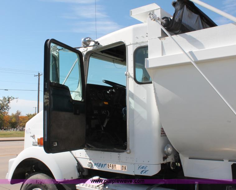 image for item H4181 1996 Kenworth T800B dump truck