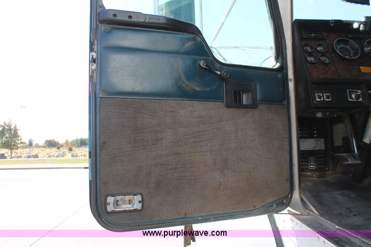 image for item H4181 1996 Kenworth T800B dump truck