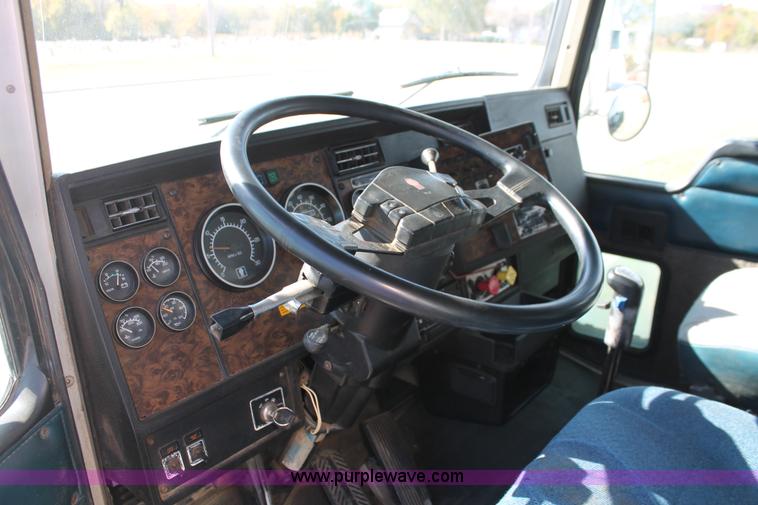 image for item H4181 1996 Kenworth T800B dump truck