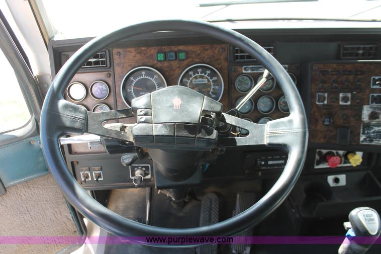 image for item H4181 1996 Kenworth T800B dump truck