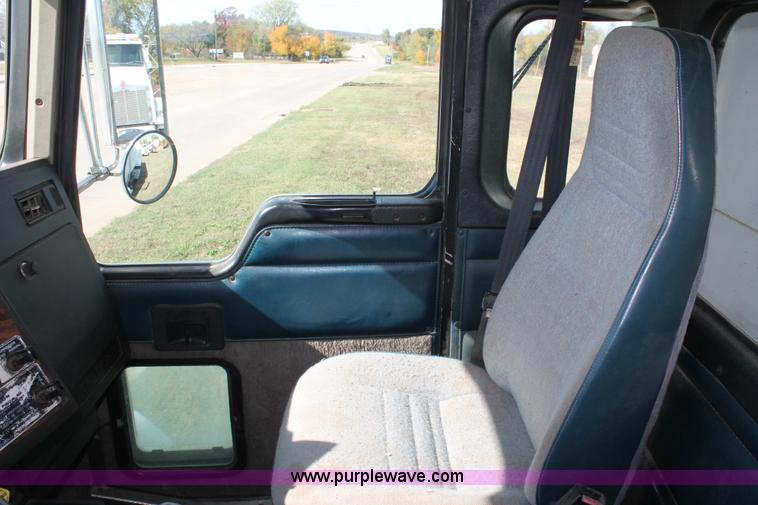 image for item H4181 1996 Kenworth T800B dump truck