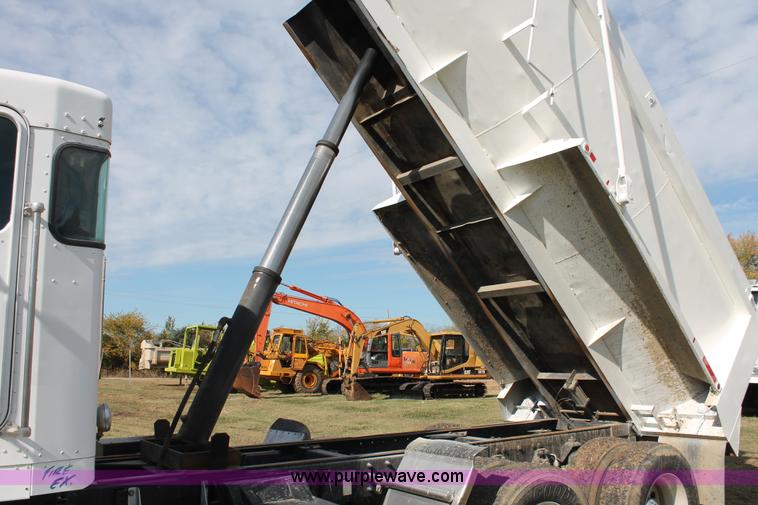 image for item H4181 1996 Kenworth T800B dump truck