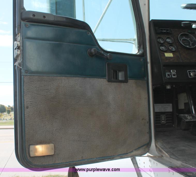 image for item H4182 1996 Kenworth T800B dump truck