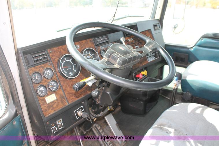 image for item H4182 1996 Kenworth T800B dump truck