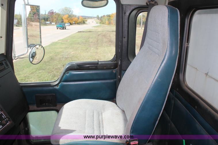 image for item H4182 1996 Kenworth T800B dump truck