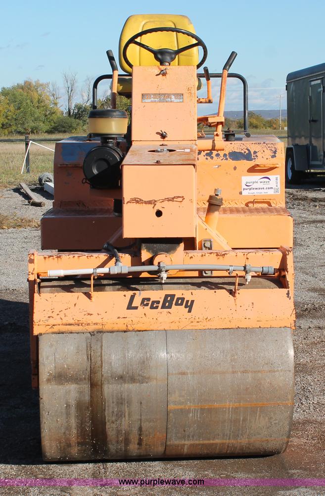 image for item H4186 LeeBoy 400 roller