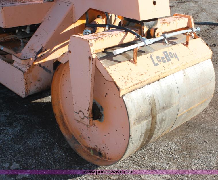 image for item H4186 LeeBoy 400 roller